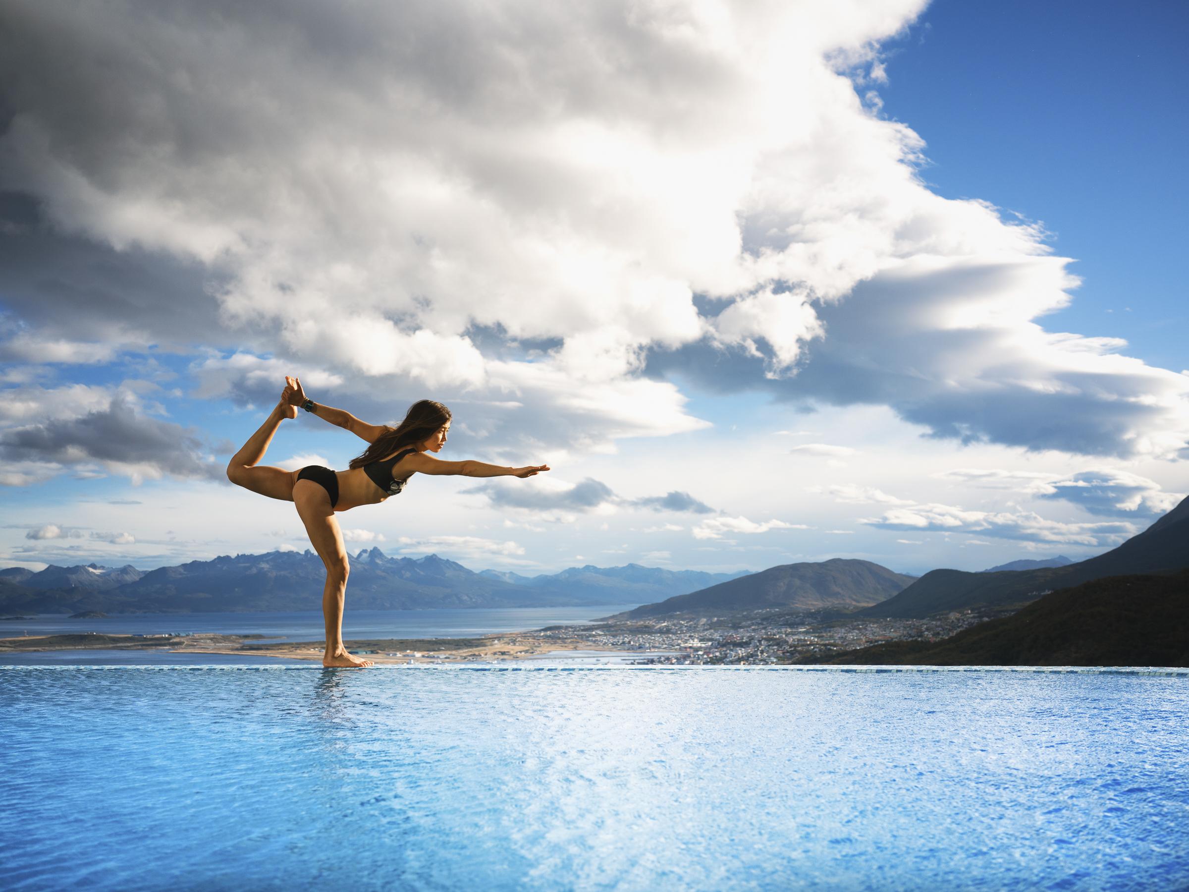 Arakur Ushuaia Resort & Spa Exterior foto A woman practicing yoga