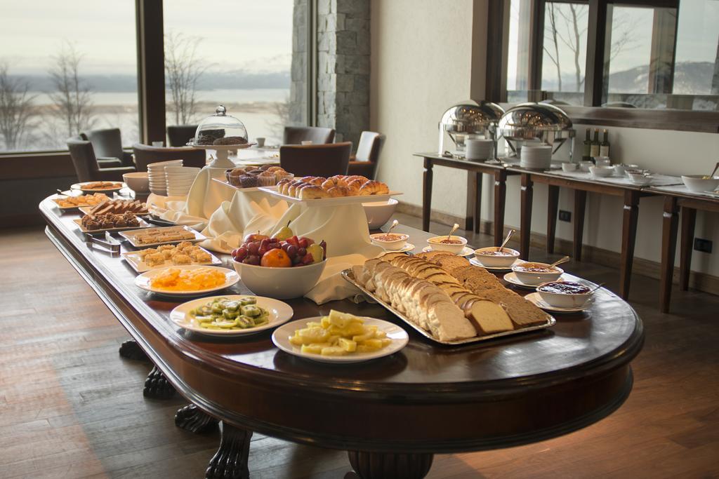Arakur Ushuaia Resort & Spa Exterior foto A buffet at a hotel